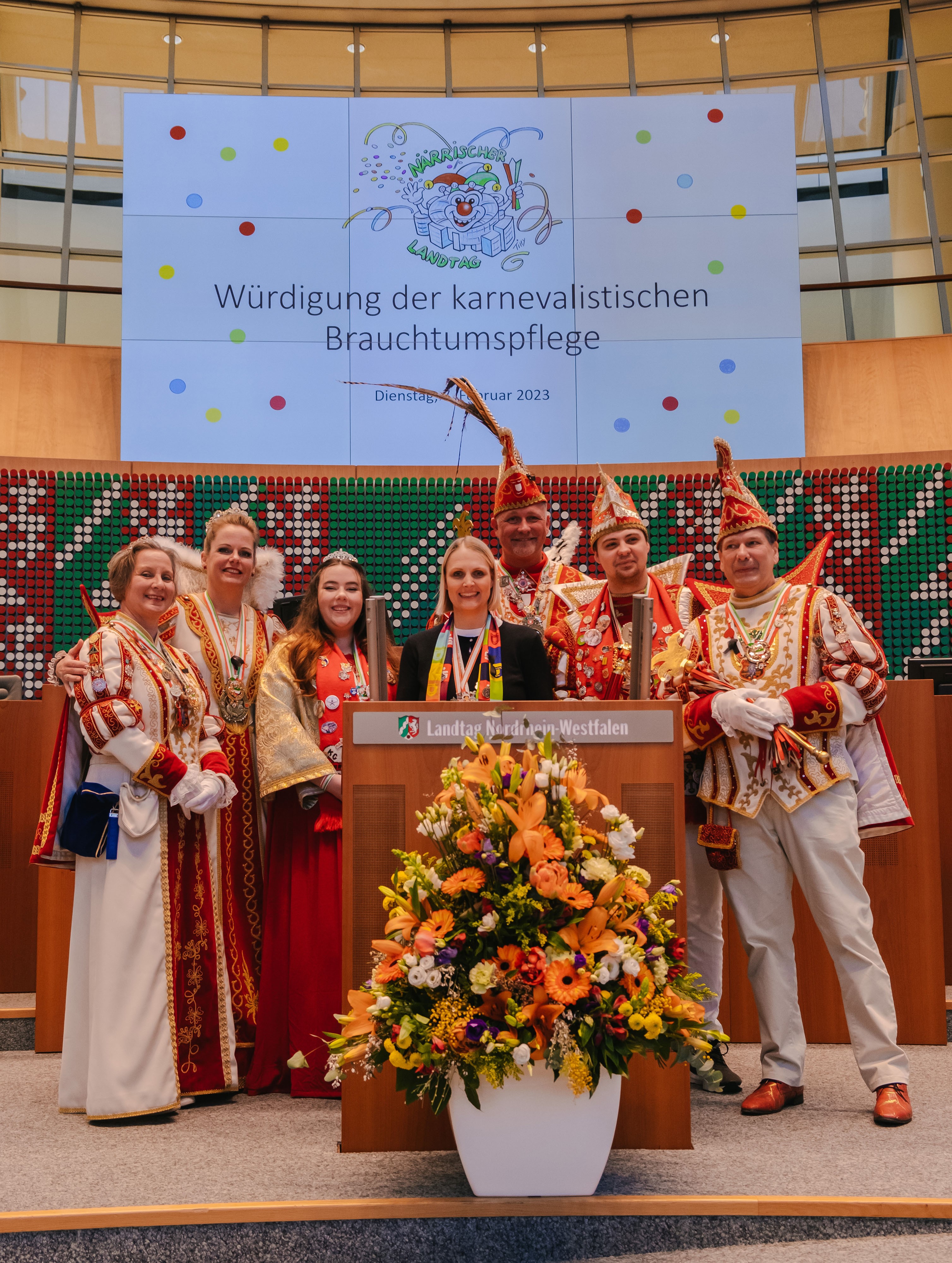 Im Plenarsaal des Landtages: (v.l.) Kirsten II. Huwe (Prinzessin KC Dingden), Susanne II. Nitsche (Prinzessin Weseler Stadtprinzenpaar), Lara I. Fleuren (Prinzessin KG Brnen), Charlotte Quik MdL, Andr Nitsche (Prinz Weseler Stadtprinzenpaar), Niklas I. 
