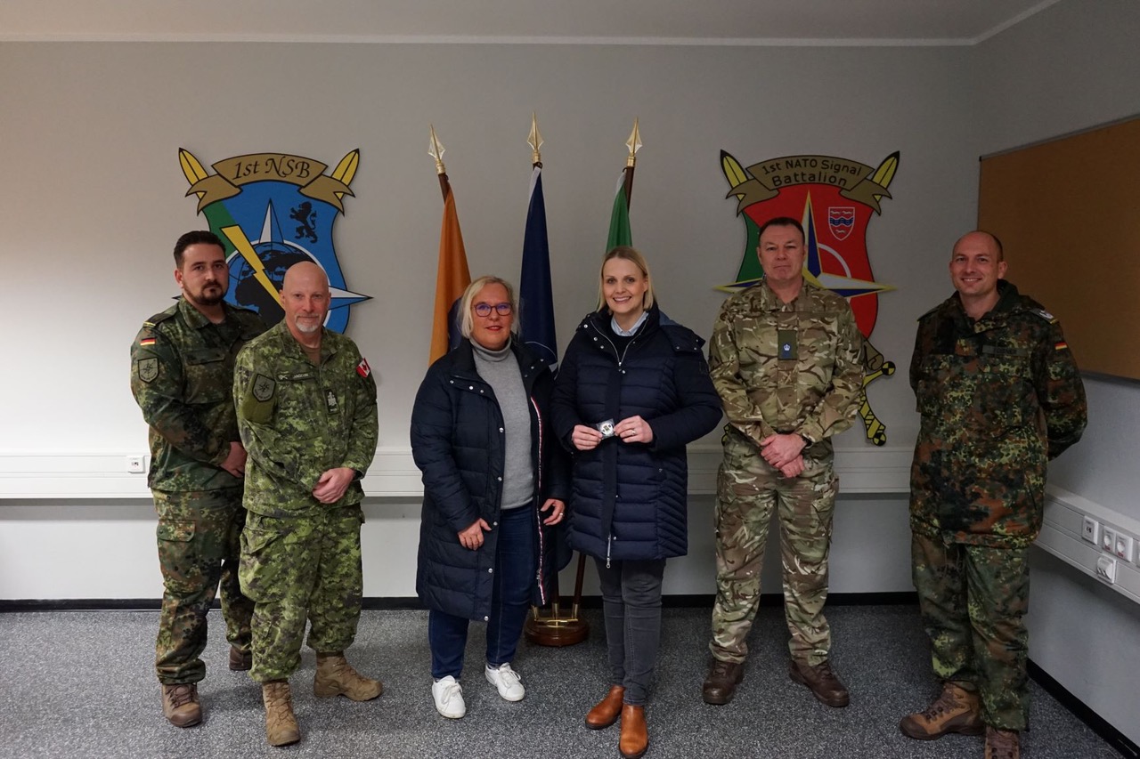 Gruppenfoto beim Besuch im NATO-Bereich