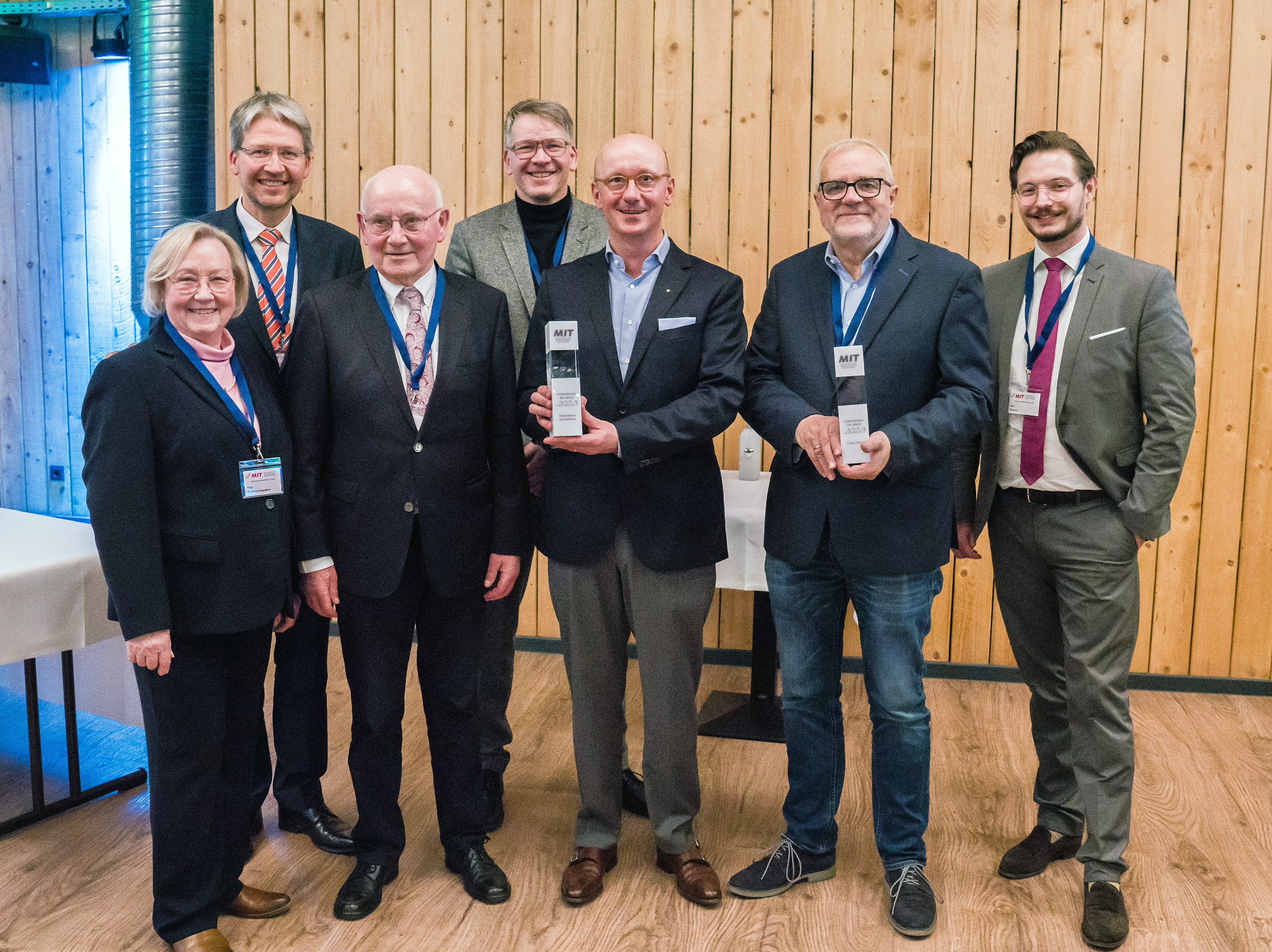 Jutta Gerwers-Hagedorn (stv. Vors. MIT), Christian Strunk (Vors. MIT), Rainer van
Nahmen (Preistrger), Andreas Gardemann (stv. Vors. MIT), Dr. Peter van Nahmen
(Preistrger), Achim Klingberg (Preistrger), Christoph Strauch (MIT Geschftsfhrer)