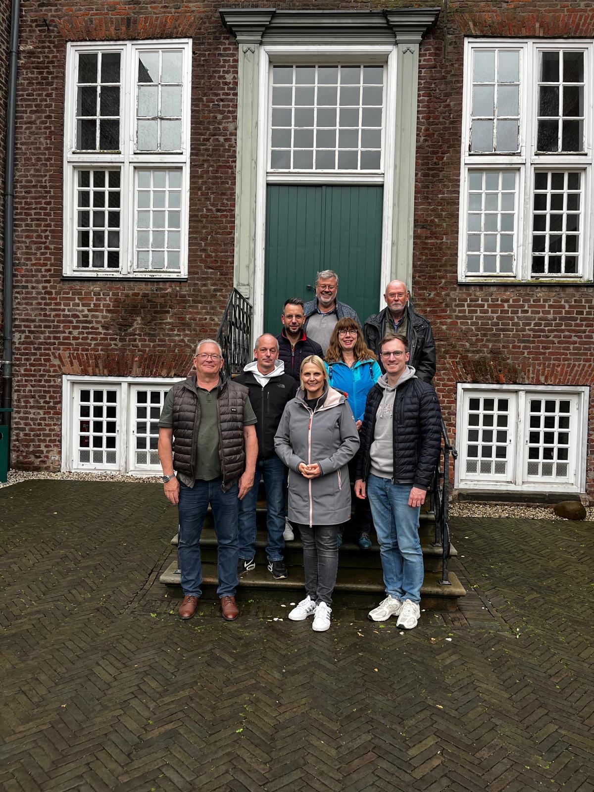 Die Landtagsabgeordnete Charlotte Quik informierte sich bei ihrem Besuch des Vereins Aufgeschlossen Ringenberg am Schloss Ringenberg �ber aktuelle Projekte und das ehrenamtliche Engagement der Vereinsmitglieder: (v.l.) Ralf Overkamp
� B�ro Charlotte Quik