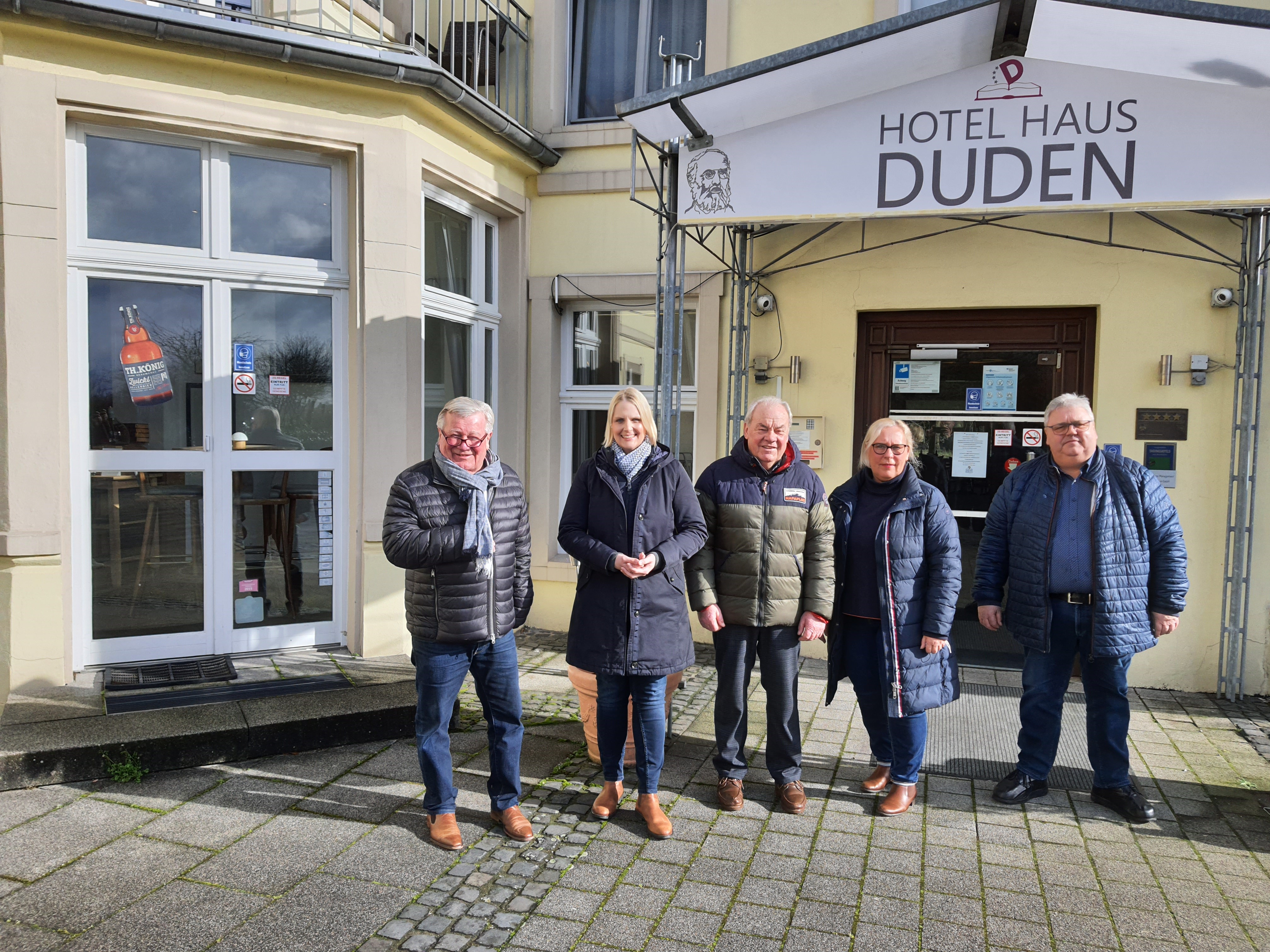  Bro Charlotte Quik MdL

(v.l.) Robert Terhorst, Charlotte Quik MdL, Hans Hermann Neu, Birgit Nuyken und Helmut Conrads.