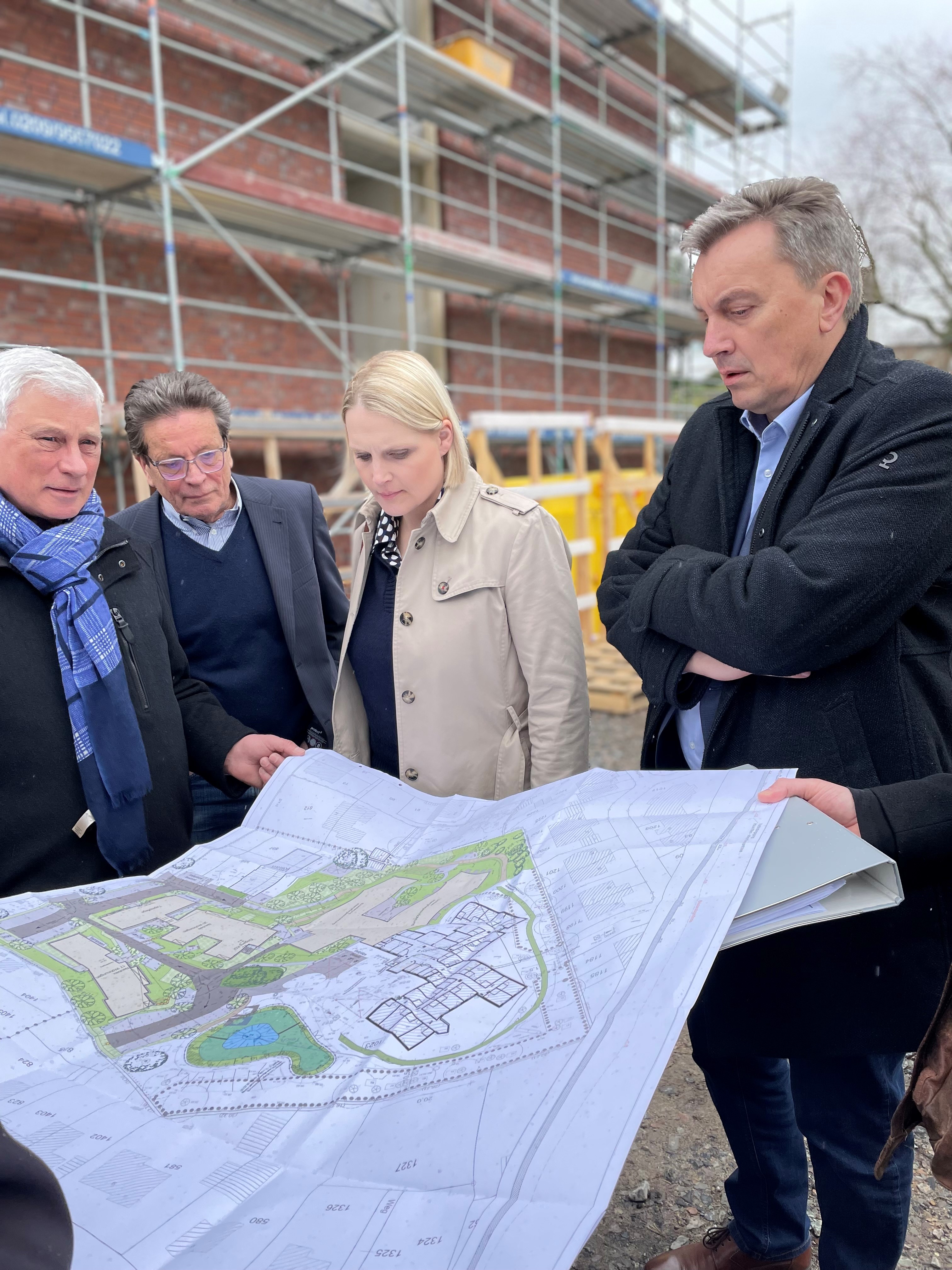  Bro Charlotte Quik : (v.l.) Schermbecks CDU-Ratsfraktionsvorsitzender Rainer Gardemann, CDU-Gemeindeverbandsvorsitzender Ulrich Stiemer, Charlotte Quik MdL und Markus Bothe, Geschftsfhrer der Caritas Marl als Trgervertreter. 