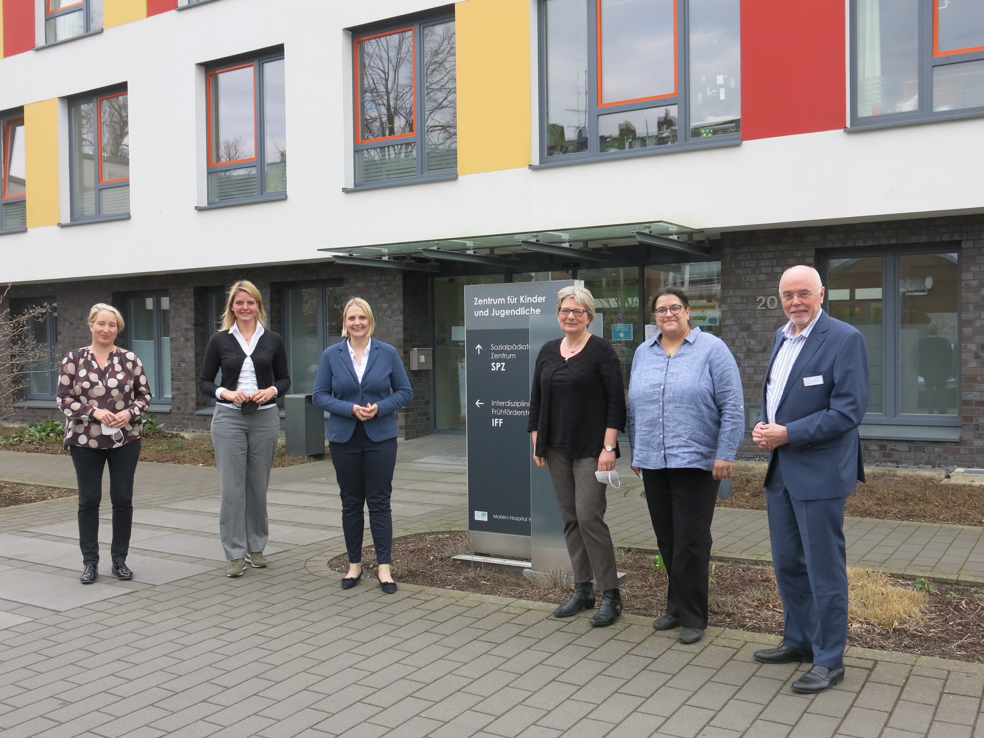 Bro Charlotte Quik MdL :  Bildunterzeile (v.l.)
Chefrztin Dr. Cordula Koerner-Rettberg, Christina Schulze Fcking MdL, Charlotte Quik MdL, Chefrztin Dr. Stephanie Boerhoff, Oberrztin Maya Lakshminarasimhan
und Geschftsfhrer Johannes Hartmann.
