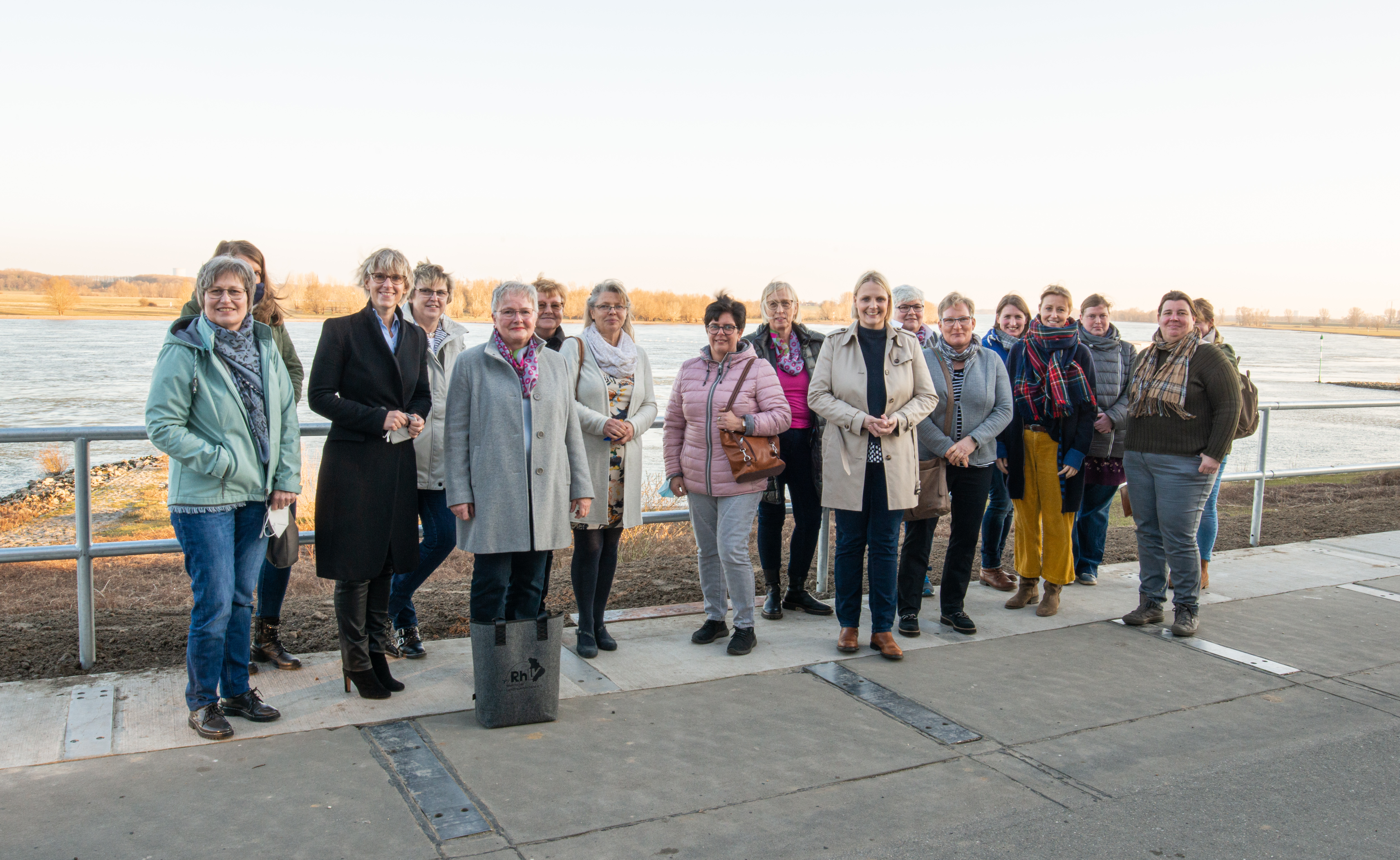 Foto (Thomas Eusterfeldhaus / CDU-Kreisverband Wesel): Gruppenfoto anlsslich des Treffens zwischen dem Team Niederrhein und den Landfrauen aus dem Kreis Wesel.