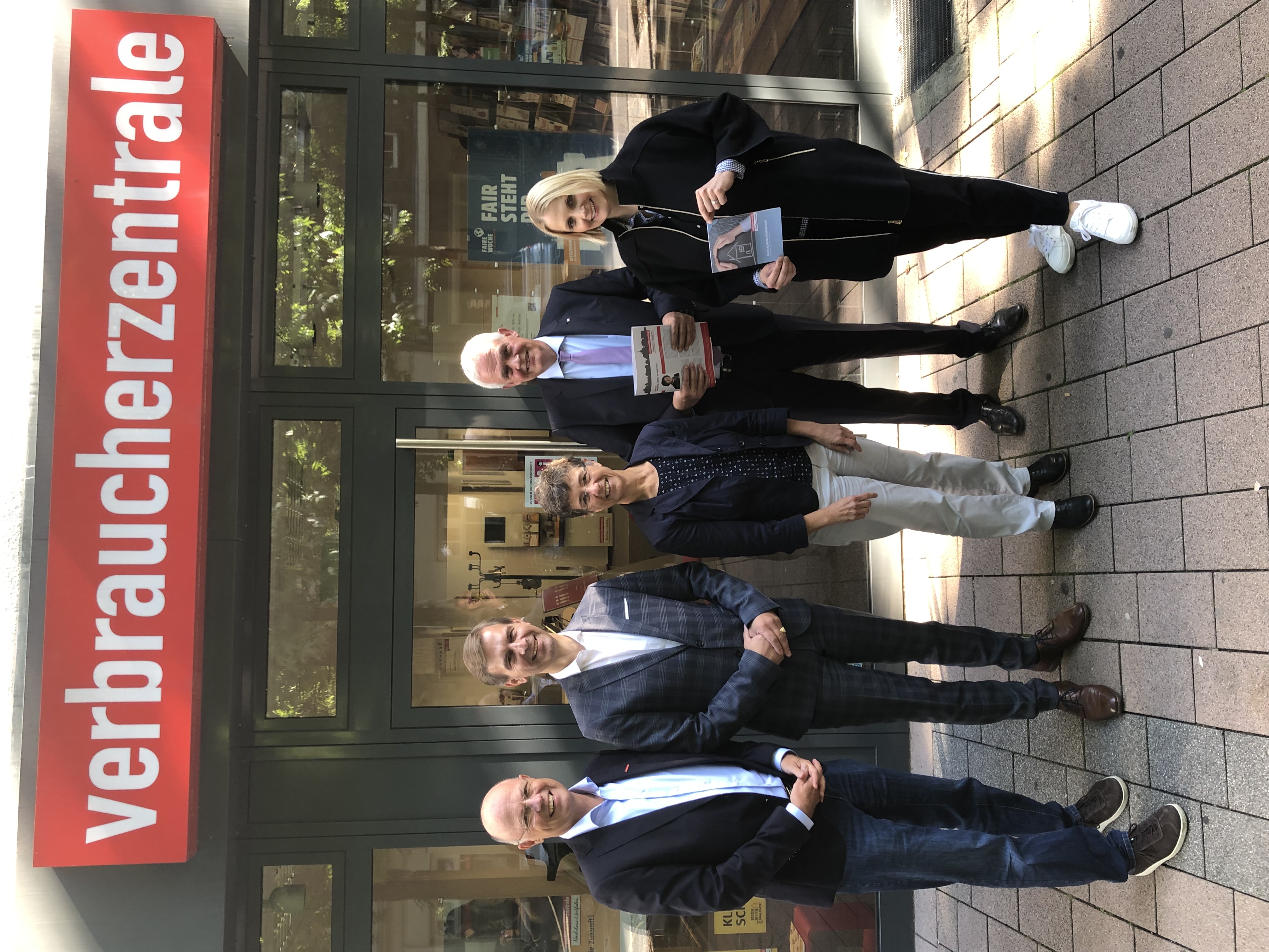 Besuch der Beratungsstelle Wesel der Verbraucherzentrale NRW: (v.l.) Wolfgang Schuldzinski, Vorstand der Verbraucherzentrale NRW, Stephan Wolters MdL, Karin Bordin, Leiterin der Beratungsstelle Wesel, Dr. Gnther Bergmann MdL und Charlotte Quik MdL