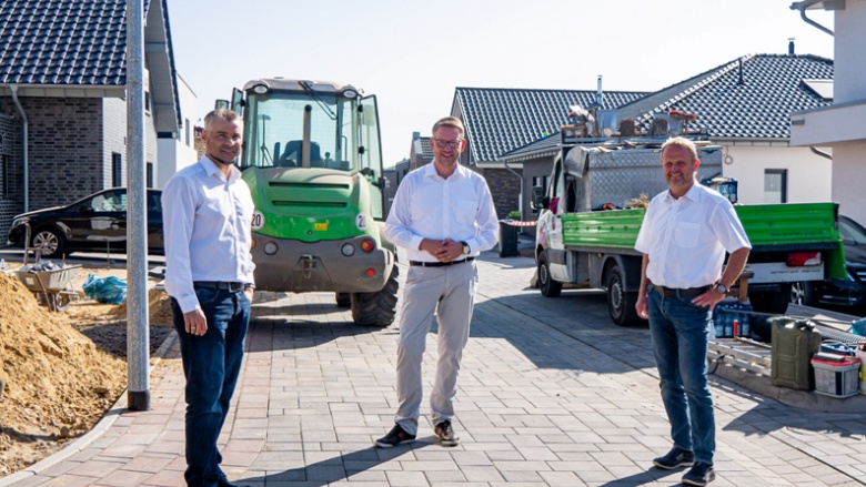 Thomas Ahls (Alpen) und Heiko Schmidt (Sonsbeck) haben dem CDU-Landratskandidaten eindringlich die Probleme im Bereich Bauen mit auf den Weg gegeben
